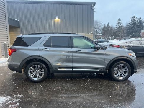 Used 2025 Ford Explorer Active w/ Active Comfort Package image 4