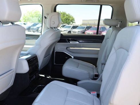 Used 2022 Jeep Wagoneer Series III w/ Premium Group I AWD/4WD image 18