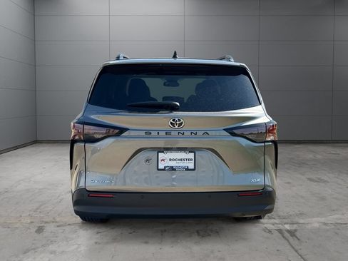 Used 2026 Toyota Sienna XLE AWD/4WD image 4
