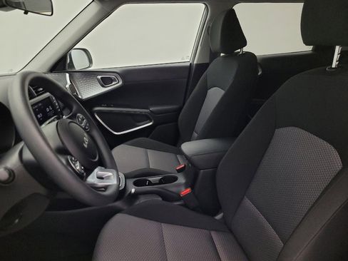 Used 2025 Kia Soul LX image 17