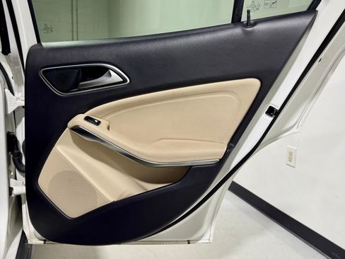 Used 2020 Mercedes-Benz GLA 250 4MATIC w/ Premium Package image 31