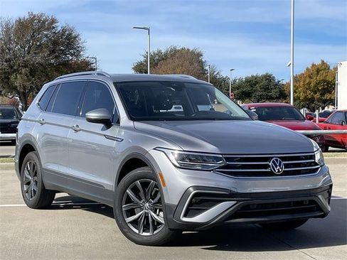 Used 2022 Volkswagen Tiguan SE image 2