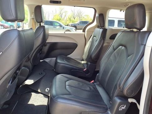 Used 2018 Chrysler Pacifica Touring-L FWD image 14