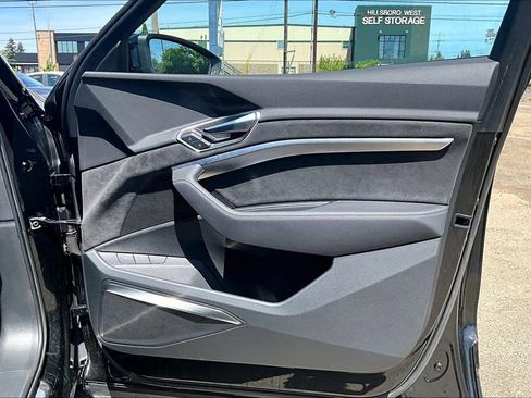 Used 2019 Audi e-tron Prestige w/ Prestige Package AWD/4WD image 23