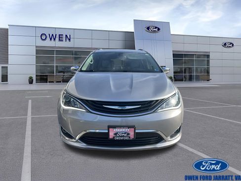 Used 2018 Chrysler Pacifica Limited FWD image 2