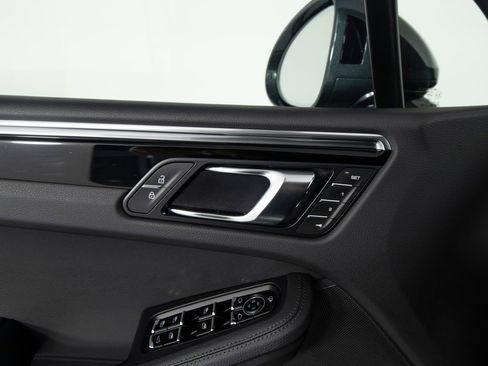 Certified 2025 Porsche Macan image 20