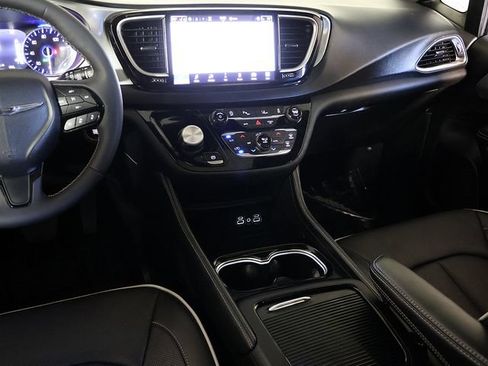 Used 2025 Chrysler Pacifica Limited FWD image 17