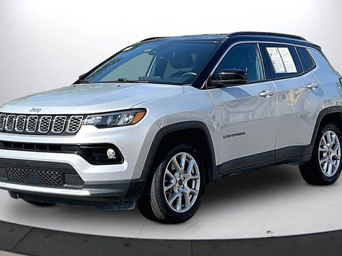 Used 2025 Jeep Compass Limited AWD/4WD image 4