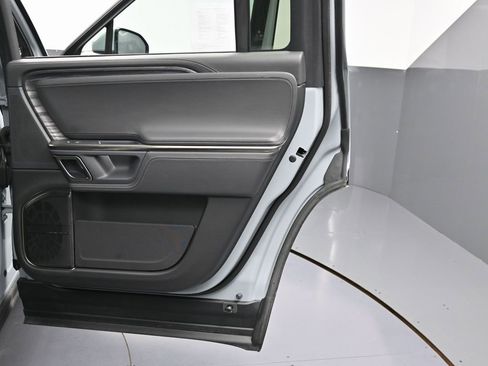 Used 2022 Rivian R1S Launch Edition image 36