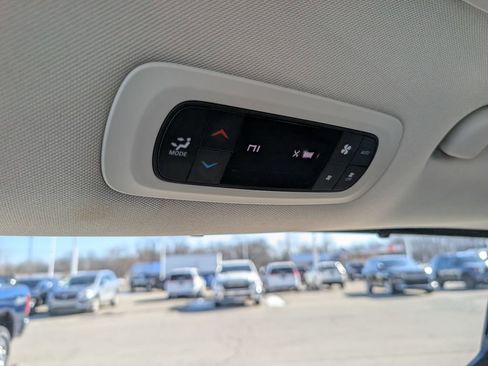 Used 2024 Chrysler Pacifica Touring-L image 27