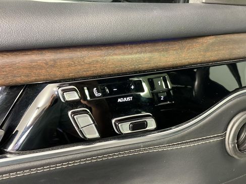 Used 2022 Jeep Grand Wagoneer Series II AWD/4WD image 11