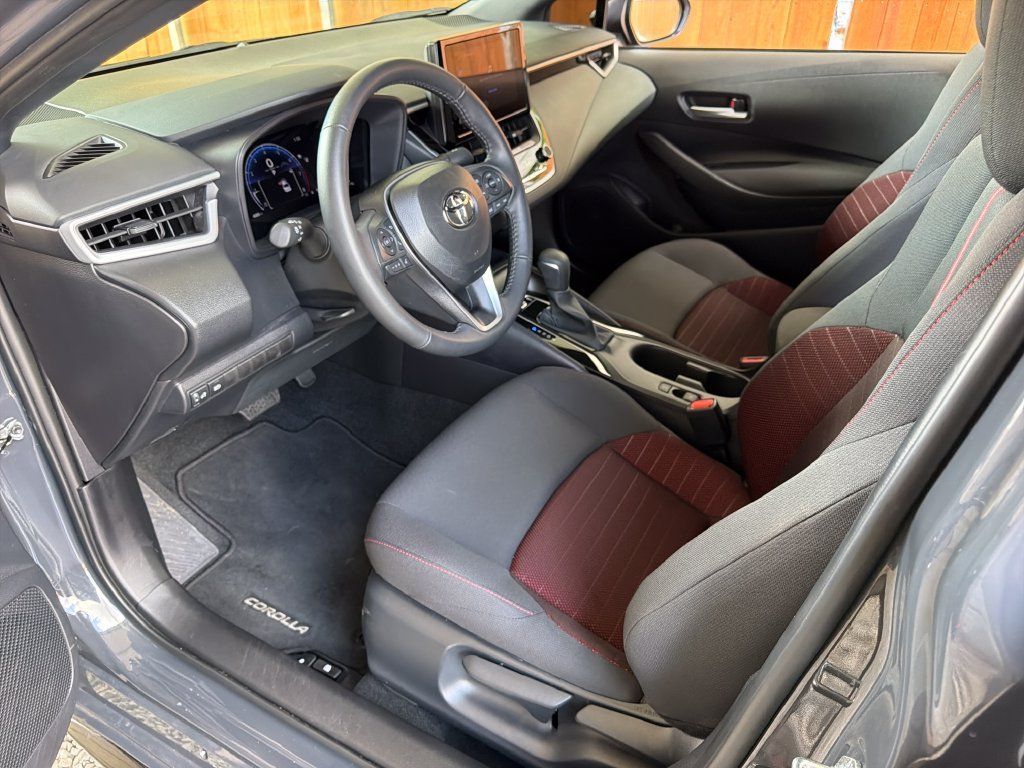 Used 2026 Toyota Corolla SE FWD image 2
