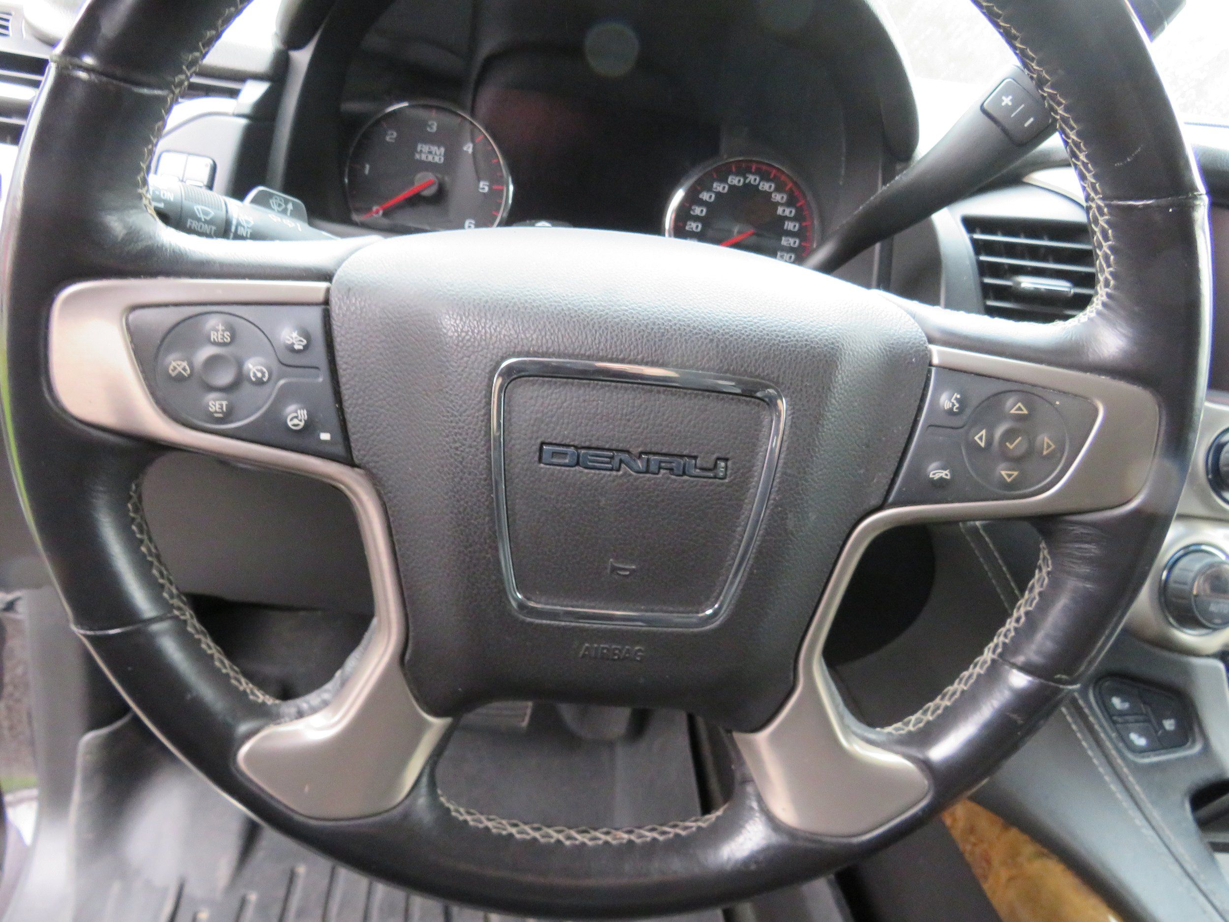 Used 2015 GMC Yukon Denali w/ Premium Package AWD/4WD image 10
