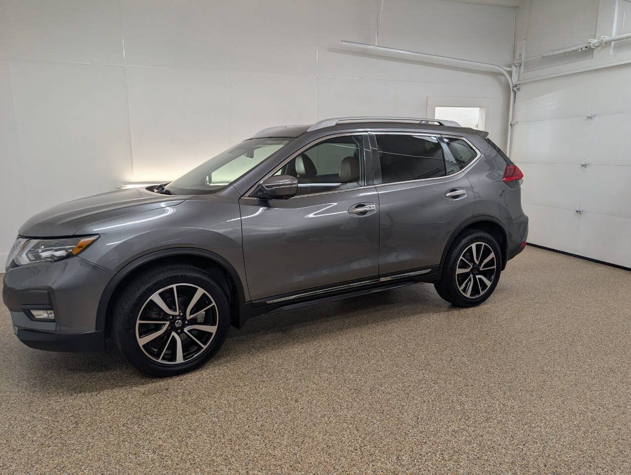 Used 2017 Nissan Rogue AWD image 1