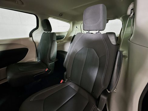 Used 2023 Chrysler Voyager LX image 22