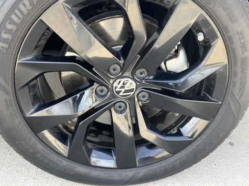 Used 2023 Volkswagen Taos SE w/ Panoramic Sunroof Package image 12