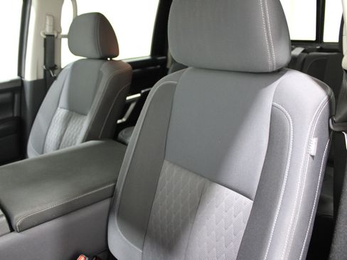 Used 2021 Nissan Titan SV image 4