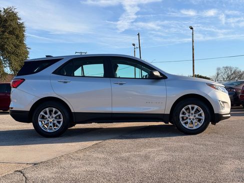 Used 2020 Chevrolet Equinox LS image 2
