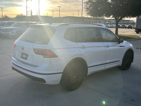 Certified 2022 Volkswagen Tiguan SE R-Line image 10