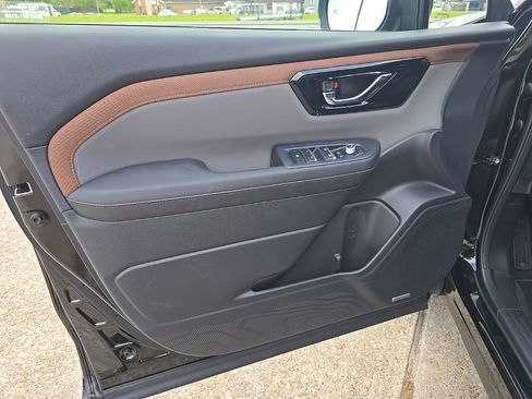 Used 2025 Subaru Forester Sport image 39