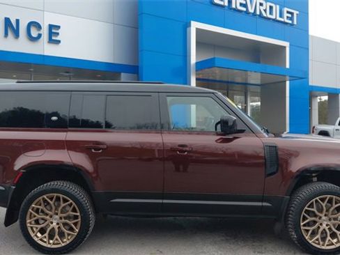 Used 2023 Land Rover Defender 130 X-Dynamic SE image 3