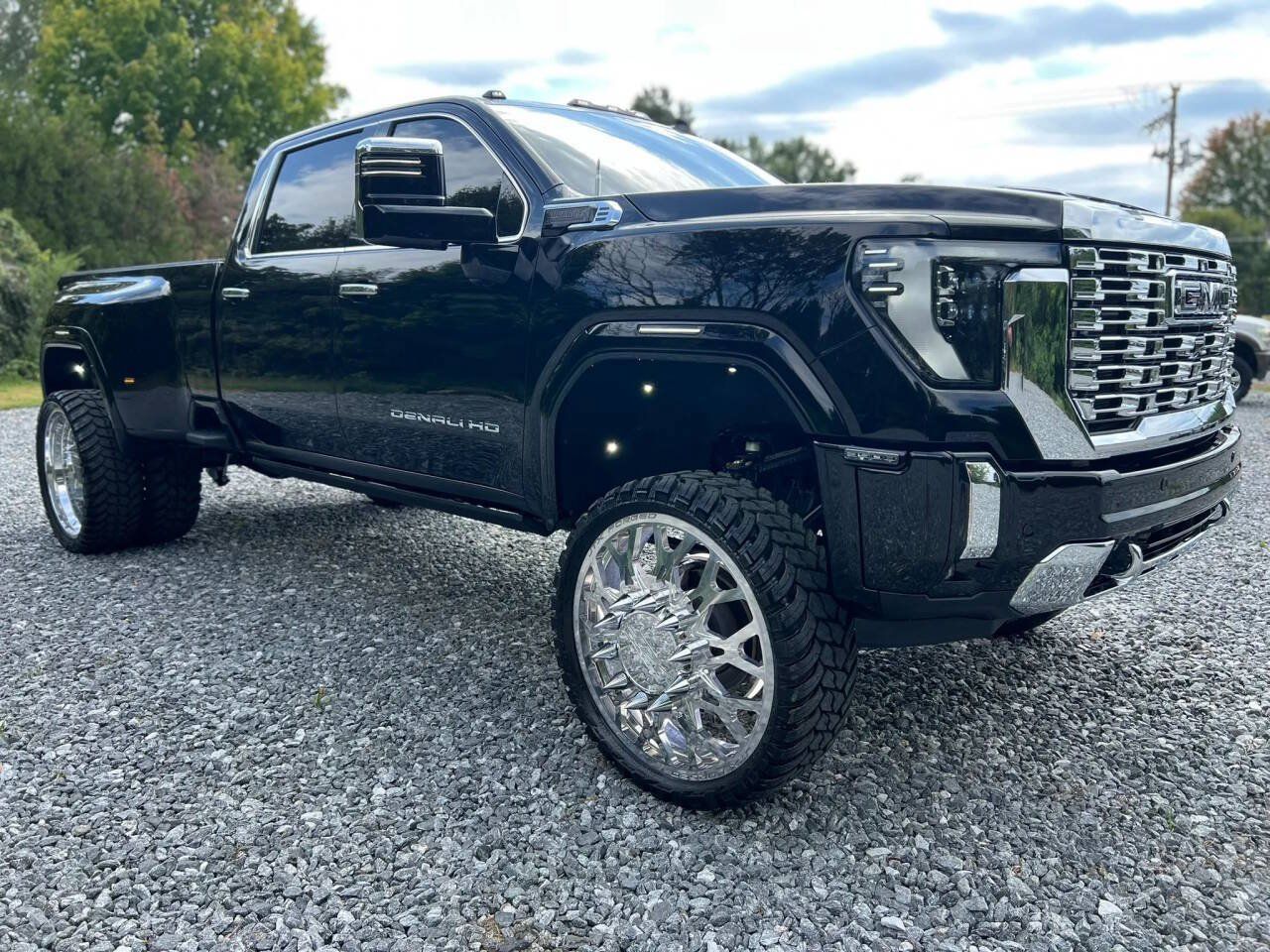 Used 2024 GMC Sierra 3500 Denali w/ Technology Package AWD/4WD image 1