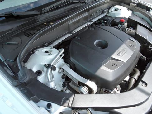 Used 2019 Volvo XC60 T6 Momentum w/ Multimedia Package image 12