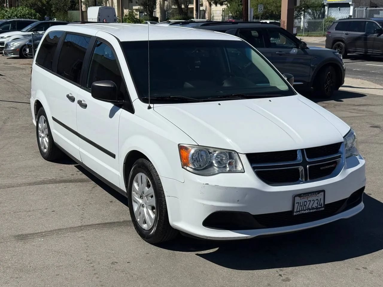 Used 2015 Dodge Grand Caravan American Value Package w/ UConnect Hands-Free Group FWD image 2