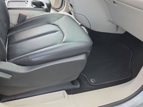 Used 2024 Chrysler Pacifica Touring-L FWD image 21