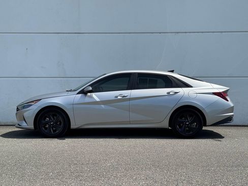 Used 2021 Hyundai Elantra SEL w/ Convenience Package FWD image 4