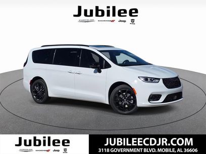 New 2026 Chrysler Pacifica Limited w/ Uconnect Theater Family Group