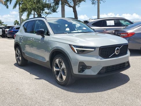 Used 2026 Volvo XC40 B5 Plus AWD/4WD image 2