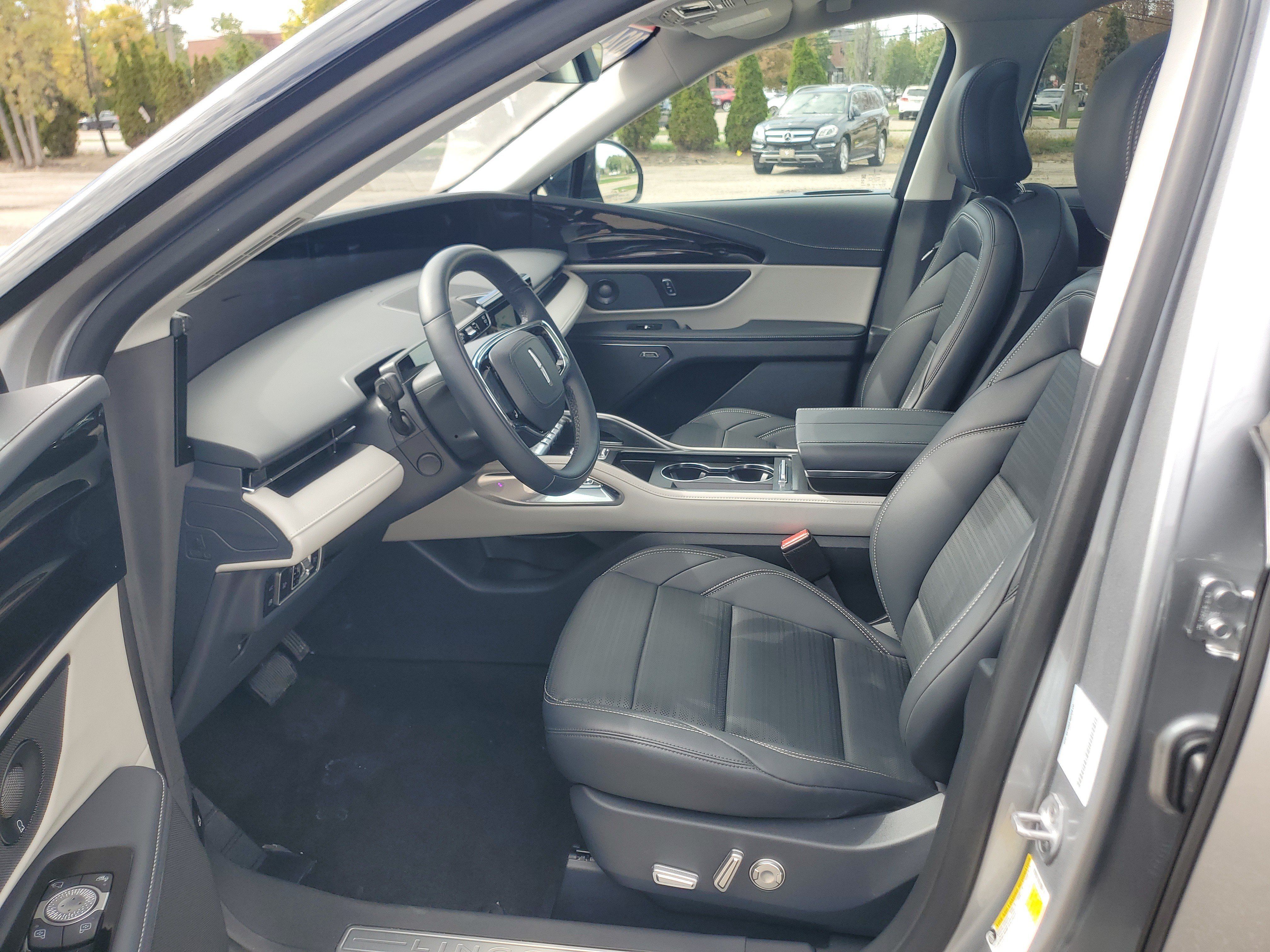 Used 2025 Lincoln Nautilus Reserve AWD/4WD image 12