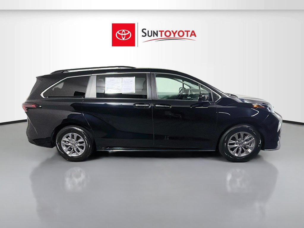 Used 2025 Toyota Sienna XLE FWD image 2