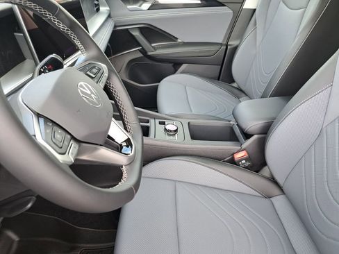 New 2026 Volkswagen Tiguan SE FWD image 18