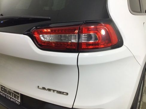 Used 2018 Jeep Cherokee Limited image 24