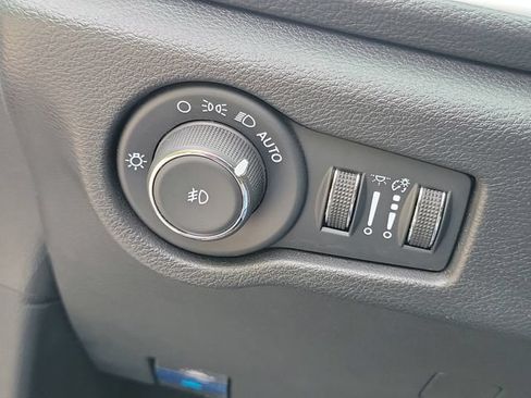 Used 2024 Chrysler Pacifica Limited FWD image 11