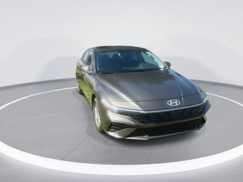 Used 2026 Hyundai Elantra SE FWD image 3