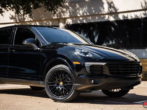 Used 2018 Porsche Cayenne Platinum Edition image 33