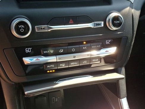 Used 2020 Ford Explorer XLT w/ Equipment Group 202A AWD/4WD image 15