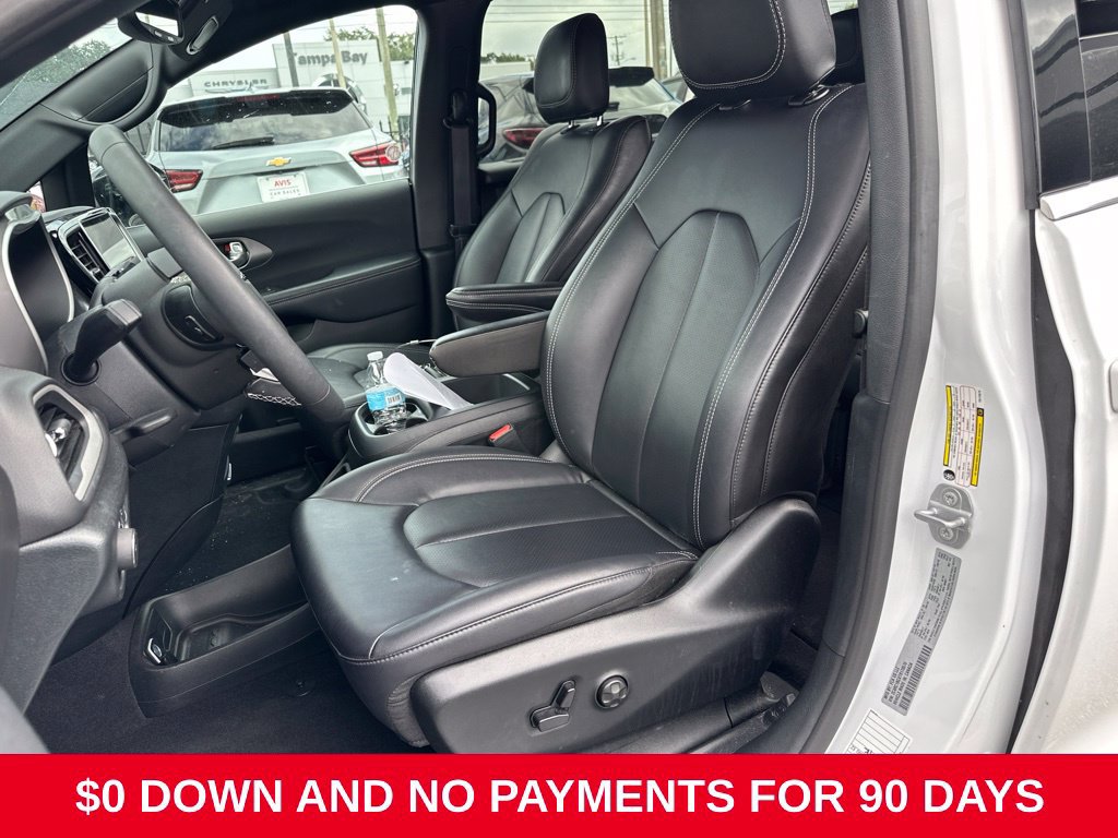 Used 2026 Chrysler Pacifica Select FWD image 6