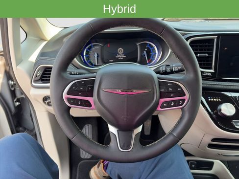 Used 2023 Chrysler Pacifica Touring-L FWD image 10