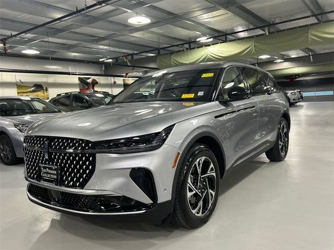 Used 2024 Lincoln Nautilus Premier w/ Equipment Group 102A image 5