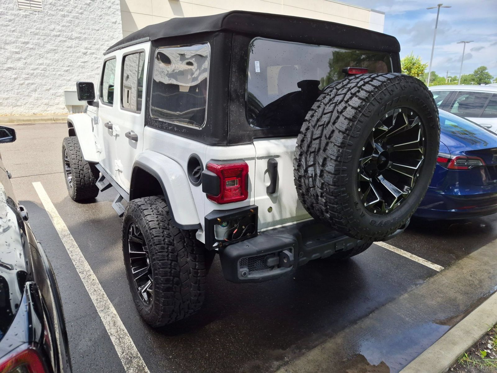 Used 2018 Jeep Wrangler Unlimited Sahara AWD/4WD image 4