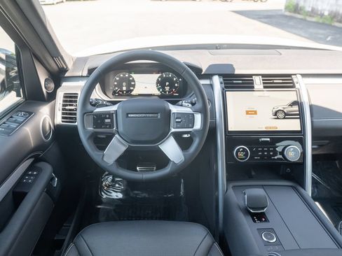 Used 2025 Land Rover Discovery Dynamic SE AWD/4WD image 13