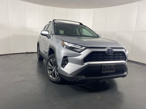 Used 2022 Toyota RAV4 XLE Premium AWD/4WD image 4