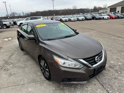 Used 2017 Nissan Altima 2.5 SL w/ Moonroof Package image 3