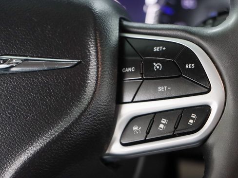 Used 2023 Chrysler Pacifica Touring-L FWD image 14