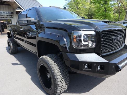 Used 2017 GMC Sierra 2500 Denali w/ Duramax Plus Package image 3