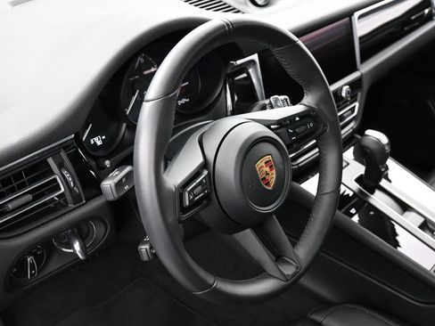 Certified 2025 Porsche Macan AWD/4WD image 16
